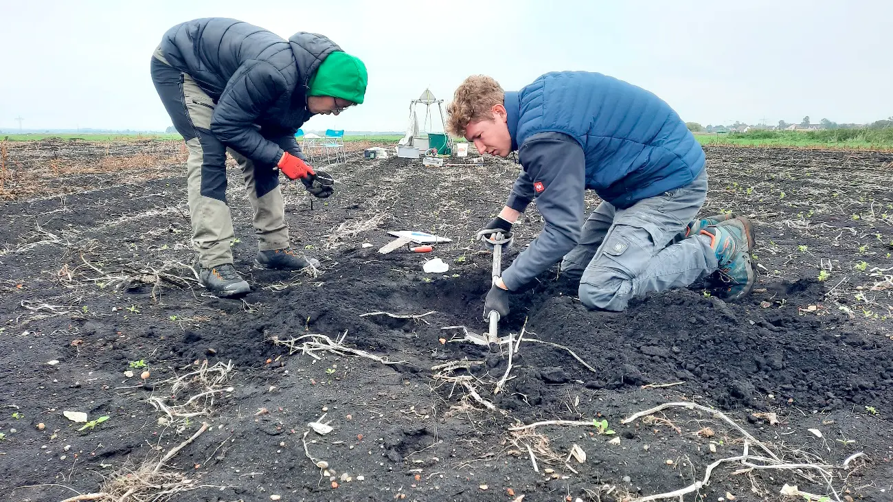 MSc-Studierende bei der Entnahme von Bodenproben. F. K&ouml;nig (recht im Bild) schreibt seine Masterarbeit in diesem Projekt 
