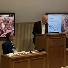 Prof. Dr. Martin Kirschner w&auml;hrend seines Fachvortrages &bdquo;In the Breakdown of Colonial Modernity: Political Theology from below in the Traces of Ivan Illich&ldquo;  gemeinsam mit Prof. Carlos Mendoza-&Aacute;lvarez aus Mexico