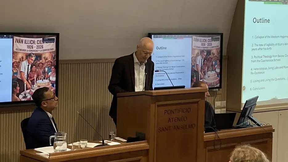 Prof. Dr. Martin Kirschner w&auml;hrend seines Fachvortrages &bdquo;In the Breakdown of Colonial Modernity: Political Theology from below in the Traces of Ivan Illich&ldquo;  gemeinsam mit Prof. Carlos Mendoza-&Aacute;lvarez aus Mexico