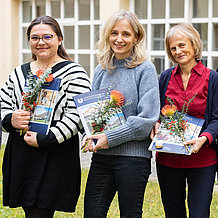 Prof. Dr. Inge Eberl, links, und Studiengangskoordinatorin Monika Hohdorf, rechts, gemeinsam mit den Absolventinnen (v.l.) Suzana Nikolic, Susanne Wiening und Edelgard Fackler.