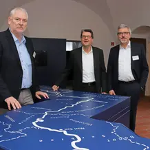 (v.l.) Prof. Dr. Bernd Cyffka (Leiter des Aueninstituts der KU), Ministerial-rat Dr. Klaus Arzet (Bayerisches Staatsministerium für Umwelt und Verbraucherschutz) und Prof. Dr. Markus Disse (Lehrstuhl für Hydrologie und Flussgebietsmanagement an der Technischen Universität München) an einem Modell der Donau im Aueninformationszentrum von Schloss Grünau bei Neuburg. Es stellt den gesamten Verlauf des Flusses durch elf Länder dar und zeigt damit die Notwendigkeit zur grenzüberschreitenden Kooperation entlang der Donau. (Foto: Schulte Strathaus/upd)