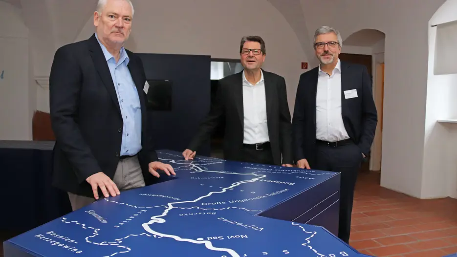 (v.l.) Prof. Dr. Bernd Cyffka (Leiter des Aueninstituts der KU), Ministerial-rat Dr. Klaus Arzet (Bayerisches Staatsministerium für Umwelt und Verbraucherschutz) und Prof. Dr. Markus Disse (Lehrstuhl für Hydrologie und Flussgebietsmanagement an der Technischen Universität München) an einem Modell der Donau im Aueninformationszentrum von Schloss Grünau bei Neuburg. Es stellt den gesamten Verlauf des Flusses durch elf Länder dar und zeigt damit die Notwendigkeit zur grenzüberschreitenden Kooperation entlang der Donau. (Foto: Schulte Strathaus/upd)