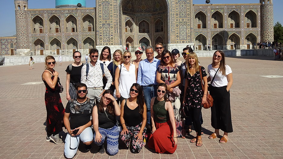 Exkursiongruppe am Registan in Samarkand (Usbekistan)
