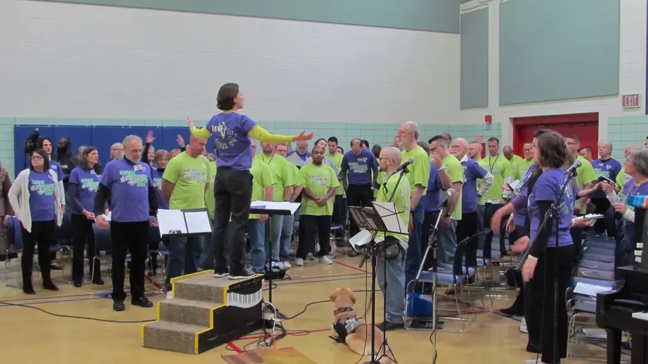 Im „Oakdale Prison Community Choir“ bilden seit 2009 Gefangene gemeinsam mit Sängerinnen und Sängern von außerhalb ein Ensemble. Das Repertoire besteht vor allem Stücken, die aus dem Chor heraus entstanden sind. (Foto: Cohen/upd)
