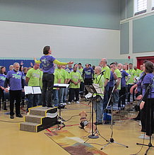 Im „Oakdale Prison Community Choir“ bilden seit 2009 Gefangene gemeinsam mit Sängerinnen und Sängern von außerhalb ein Ensemble. Das Repertoire besteht vor allem Stücken, die aus dem Chor heraus entstanden sind. (Foto: Cohen/upd)