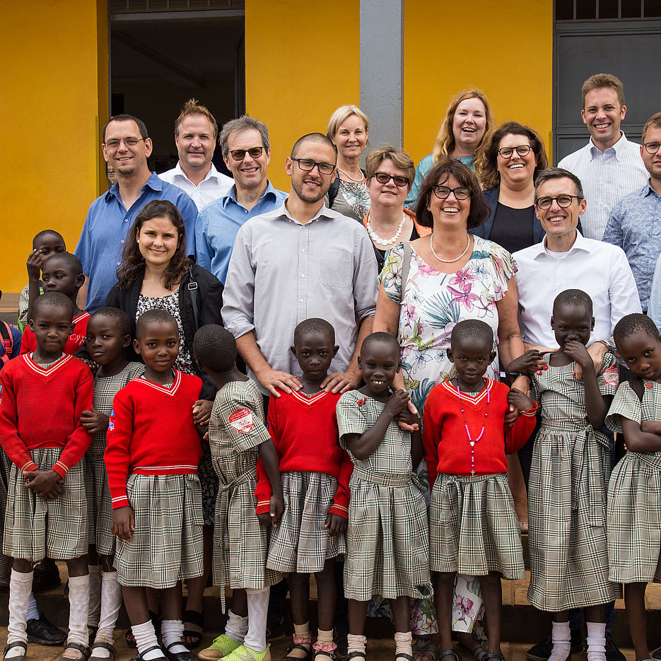 Uganda04: Die Delegation der KU an der Luigi Giussani Grundschule in Kampala mit Schulleiter Andrea Nembrini (links neben KU-Präsidentin Gien) und Mauro Giacomazzi vom Luigi Giussani Institute (rechts von Prof. Gien)