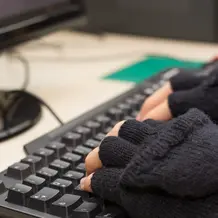 Person beim Datenklau