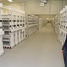 UB-Direktorin_Maria_Loeffler_im_noch_leeren_Magazin.JPG