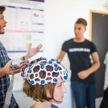 Die Studierenden des Masterstudiengangs Psychologie an der KU äußerten sich im aktuellen CHE-Ranking unter anderem sehr positiv zum Wissenschaftsbezug ihres Studiums – etwa im Rahmen von Projekten, bei denen Elektroenzephalographie (EEG) zum Einsatz kommt. (Foto: Klenk/upd)