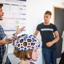 In the most current CHE ranking, Master’s students of Psychology at the KU were very positive about the strong scientific connection of their course of study, e.g. within the framework of projects that use electroencephalography (EEG). (Photo: Klenk/Press Office)