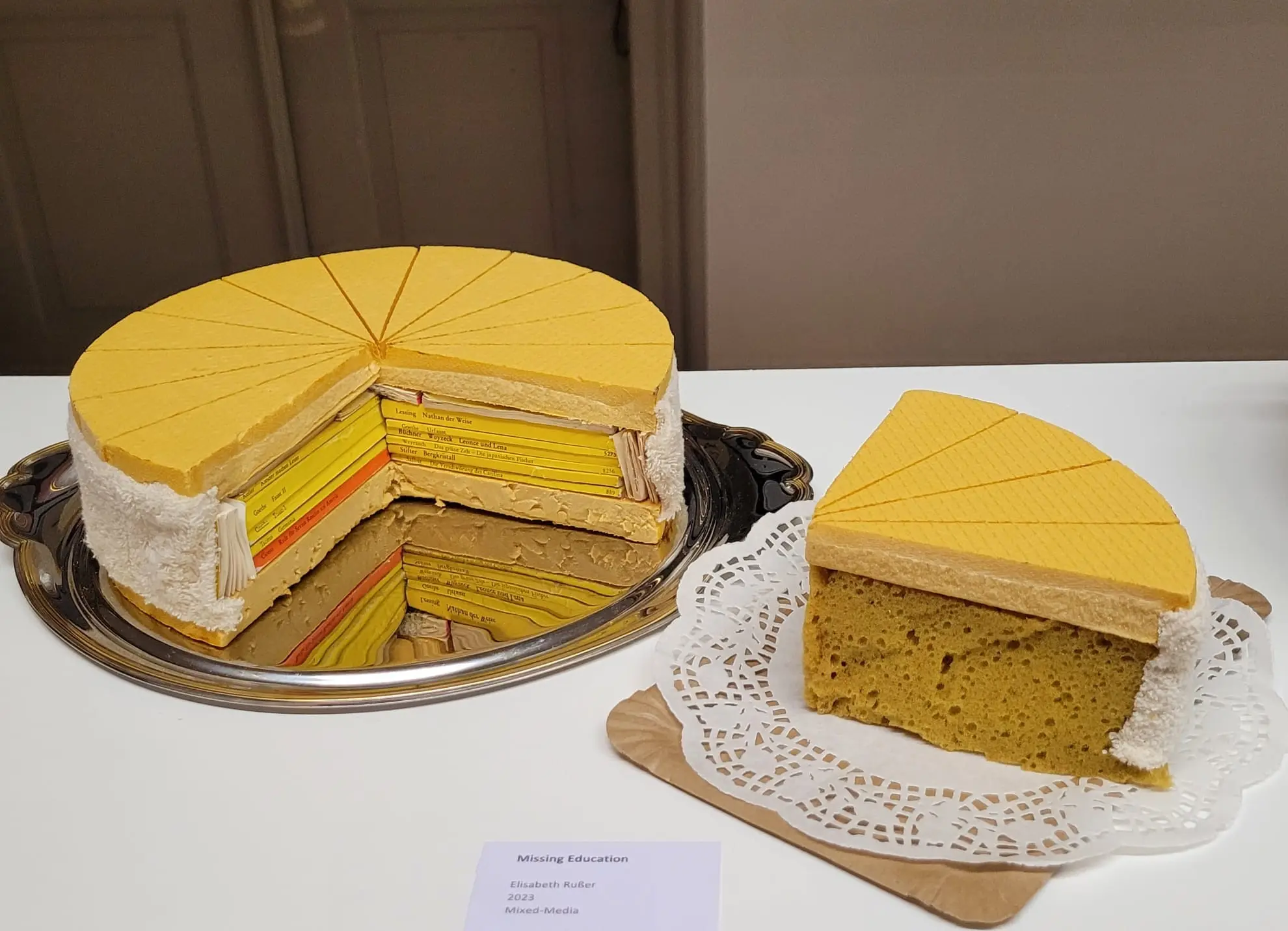 01_Elisabeth_Russer__Textile_Torte_-_Missing_Education__2023__Mischtechnik__30_cm_Duchmesser.JPG 