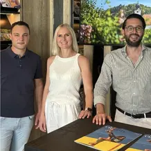 Markus Meier und Susanne Aller vom Hotel &bdquo;Das Altm&uuml;hltal&ldquo; mit Eric Poradka, Projektleiter seitens TOPAS (von rechts) (Foto: Poradka).