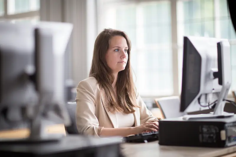 Studentin im Rechenzentrum