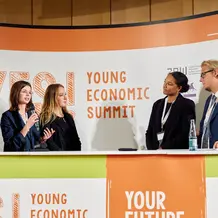 Das Team der Sheffield Girls‘ Sixth Form diskutierte mit Jill Addo (Bundesagentur für Arbeit) und Justus Strübing (Bundesagentur für Migration und Flüchtlinge) über ihre Ideen zur besseren Aufklärung über die Integration von Menschen mit Migrationshintergrund.