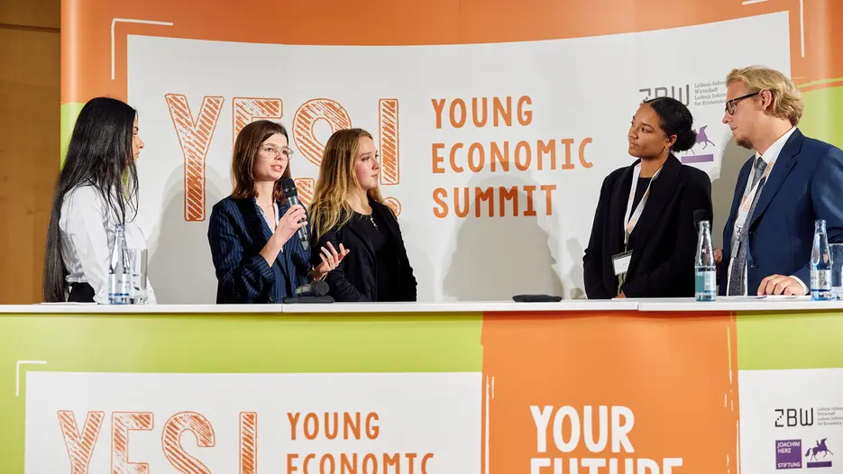 Das Team der Sheffield Girls‘ Sixth Form diskutierte mit Jill Addo (Bundesagentur für Arbeit) und Justus Strübing (Bundesagentur für Migration und Flüchtlinge) über ihre Ideen zur besseren Aufklärung über die Integration von Menschen mit Migrationshintergrund.