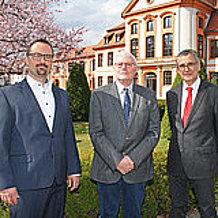Prof. Dr. Thomas Hoffmann (Dekan der Sprach- und Literaturwissenschaftlichen Fakultät) gemeinsam mit Honorarprofessor Dr. Friedrich Heberlein und Prof. Dr. Bardo Maria Gauly
