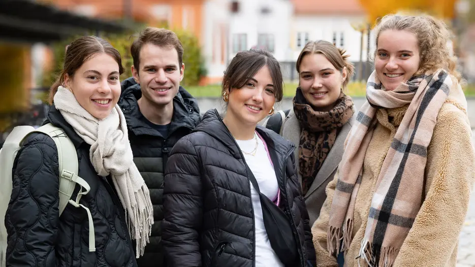 Studierende bei der Erstsemsemesterbegr&uuml;&szlig;ung