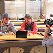 Privatdozent Dr. Florian Haas (rechts) bei den Dreharbeiten mit Felix Neureuther für eine National Geographic-Dokumentation in der Teilbibliothek Aula.