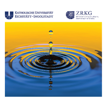 Ein Wellenmuster breitet sich auf einer Wasseroberfläche aus.