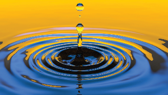 Ein Wellenmuster breitet sich auf einer Wasseroberfläche aus.