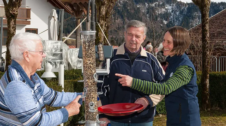 Bayernweit über 70 Pflegeeinrichtungen, wie etwa das ASB-Pflegezentrum in Bad Hindelang, beteiligen sich an der Vogelbeobachtung, für die Futterstationen und Material zur Bestimmung der Vögel zur Verfügung gestellt werden. © Dimitrij Luebbe