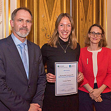 The President of the Franco-German University, Prof. Dr. Olivier Mentz, and Ann d’Aboville (BNP Paribas, on the right), congratulated Louisa Peine on the “BNP-Paribas-DFH-Scholarship”. (Photo: Schilder/Deutsch-Französische Hochschule).