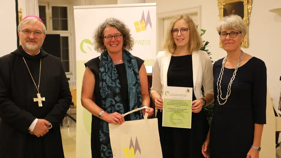 (v.l.) Bischof Gregor Maria Hanke mit Dr. Simone Birkel (Seminarleitung), der am Projekt beteiligten Studentin Julia Schneider und Prof. Dr. Sabine Bieberstein (Seminarleitung) bei der Verleihung des Schöpfungspreises. (Foto: Johannes Heim/Bistum Eichstätt)