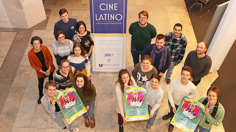 Das Organisationsteam hinter dem Cine Latino mit dem diesjährigen Jubliäumsplakat. (Foto: Schulte Strathaus/upd)