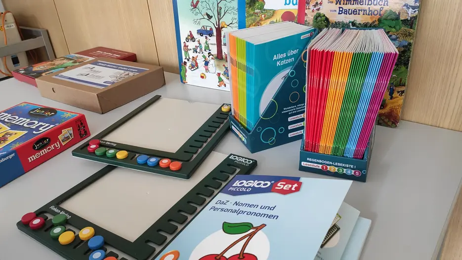 Ein Schreibtisch voll bunter Fördermaterialien