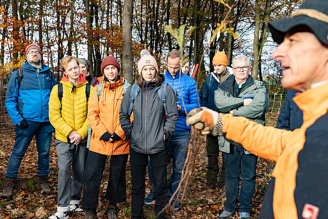 Forestry master Andreas Böhm explained to the volunteers what needs to be considered when planting the saplings so that they can grow into strong trees.