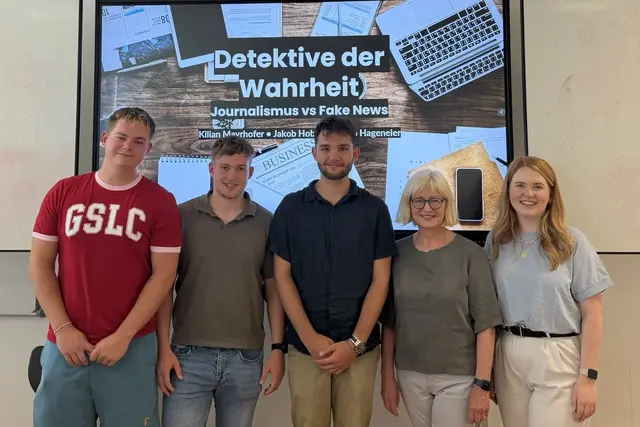 Eine der Studierendengruppen mit den Betreuerinnen Prof. Friederike Herrmann und Lehrerin Gruppberger