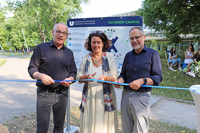 (v.l.) Prof. Dr. Heiner Böttger, KU-Präsidentin Prof. Dr. Gabriele Gien und Vizepräsident Prof. Dr. Klaus Meier eröffneten symbolisch den Outdoor-Campus.  