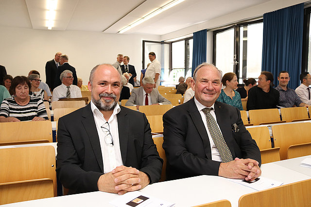 Dekan Prof. Dr. Marco Steinhauser (links) würdigte in seinem Grußwort die internationale Reichweite von Schweidlers Werk. 