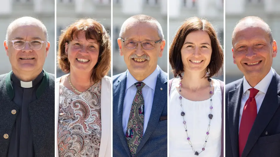 (v.l.) Prof. Dr. Peter Beer, Stiftungsratsvorsitzender der Katholischen Universität Eichstätt-Ingolstadt, KU-Präsidentin Prof. Dr. Gabriele Gien, Stiftungsvorstand Thomas A.H. Schöck, Irene Eckert, Leiterin der Personalabteilung der Stiftungsverwaltung, sowie Kanzler Thomas Kleinert. (Fotos: Klenk/upd)