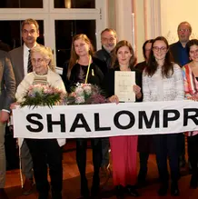 v.l. OB Josef Grienberger, Prof. Dr. Klaus Stüwe, Dr. Gerhard Rott, Pater Stefan Weig, Jorge Agueda Sanchez (YPAN), Laudator Daniel Comte, Nevana Radosavljevic (YPAN), Raminta Bagdonaite und Mitglieder des AK Shalom für Gerechtigkeit und Frieden
