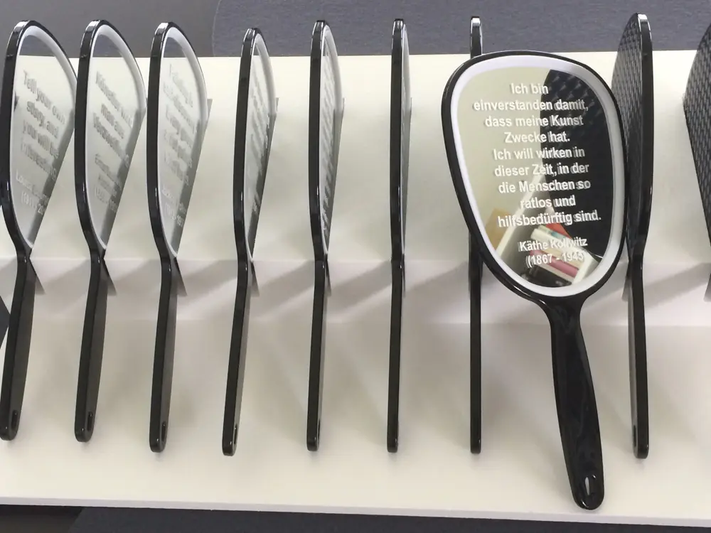 Installtion mit Spiegelobjekten