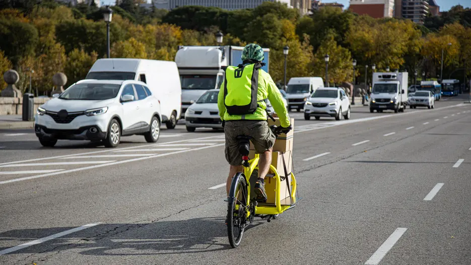 Fahrradkurier in Gro&szlig;stadt