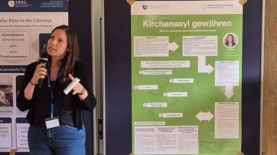 Lea Gelardi bei der Pr&auml;sentation ihres Posters