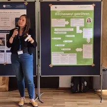 Lea Gelardi bei der Pr&auml;sentation ihres Posters
