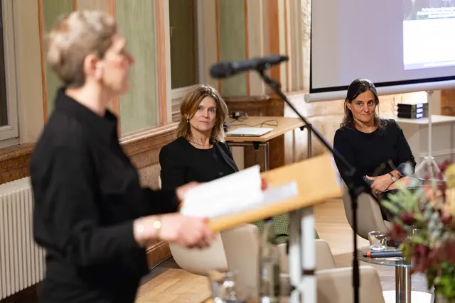 Felicitas Hoppe, im Hintergrund Friederike Reents und Katharina Karl
