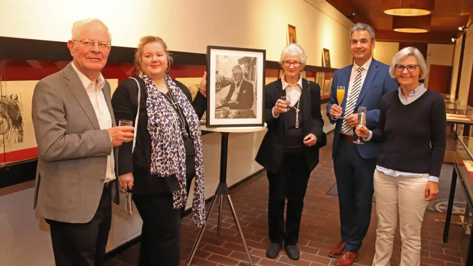 (v.l.) Dr. Klaus Walter Littger, Elisabeth und Marie-Therese Bauer, Vizepräsident Prof. Dr. Klaus Stüwe und Bibliotheksdirektorin Dr. Maria Löffler versammelt um ein Porträtfoto von Ernst Arnold Bauer.