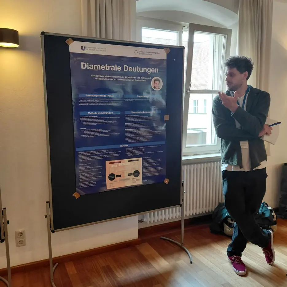 Benedict Bazyar-Gudrich bei der Pr&auml;sentation ihres Posters