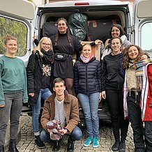 Elisa Cankara Alonso (3.v.l.) und Madina Farani (3.v.r.) freuen sich mit ihren Kommilitoninnen und Kommilitonen über die große Beteiligung aus der Eichstätter Bevölkerung an ihrer Hilfsaktion. Die Spendenbereitschaft war so groß, dass sie zweimal nach Österreich fahren werden, um Bekleidung, Schuhe und Decken für ein bosnisches Flüchtlingslager an den Verein „SOS Balkanroute Wien“ zu übergeben. (Foto: Nowak/upd)