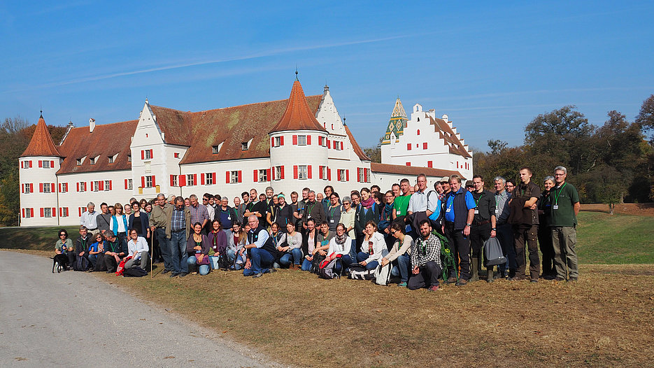 Bei Exkursionen rund um das Neuburger Aueninstitut der KU, das im Schloss Grünau untergebracht ist, konnten sich die über 100 Teilnehmerinnen und Teilnehmer unter anderem über das Renaturierungsprojekt in den Auen zwischen Neuburg und Ingolstadt informieren. (Foto: Stammel/upd)