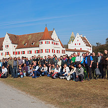 Bei Exkursionen rund um das Neuburger Aueninstitut der KU, das im Schloss Grünau untergebracht ist, konnten sich die über 100 Teilnehmerinnen und Teilnehmer unter anderem über das Renaturierungsprojekt in den Auen zwischen Neuburg und Ingolstadt informieren. (Foto: Stammel/upd)