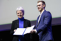 Christoph Barkey wurde von Dr. Dorothea Deneke Stoll für seine Masterarbeit ausgezeichnet.