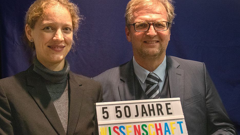 Festrednerin Prof. Dr. Amelie Wuppermann mit dem Dekan der Wirtschaftswissenschaftlichen Fakultät, Prof. Dr. Jörg Althammer. 