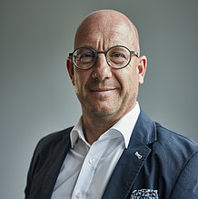 Porträtfoto von Stefan Selke im dunklen ANzug, helles Hemd