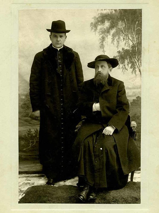 Prinz Max mit einem unbekannten Begleiter am Generalseminar der Ruthenen in Lemberg, Foto, 1910/14.