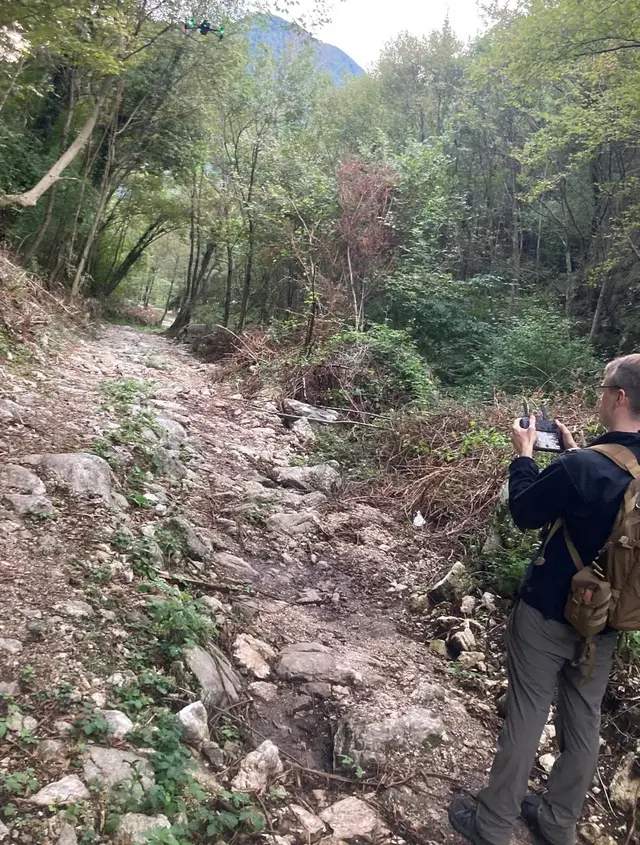 Drohnenbefliegung an einer Altstraße in Italien.